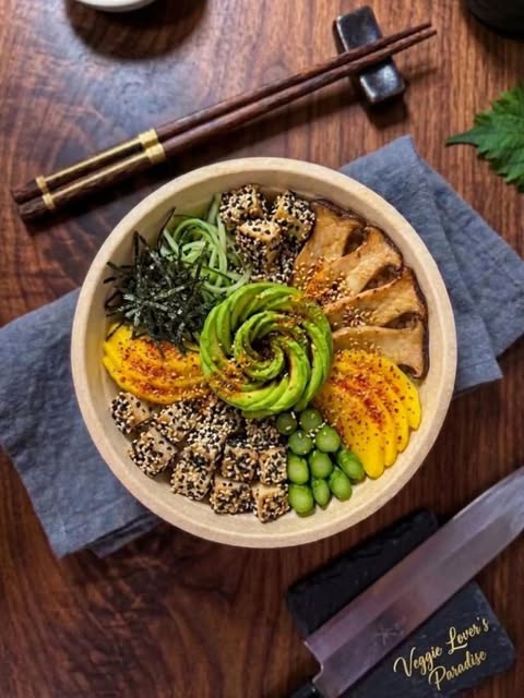 Piezas con huevas, hongos y palta